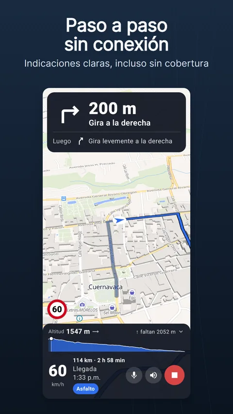 La pantalla de navegación: la tarjeta de instrucciones arriba, la ruta en el mapa y la barra inferior con velocidad, distancia restante, hora de llegada y superficie